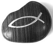 Ein Handschmeichlerstein mit einer Fischgravur. oder auch: Ichthys