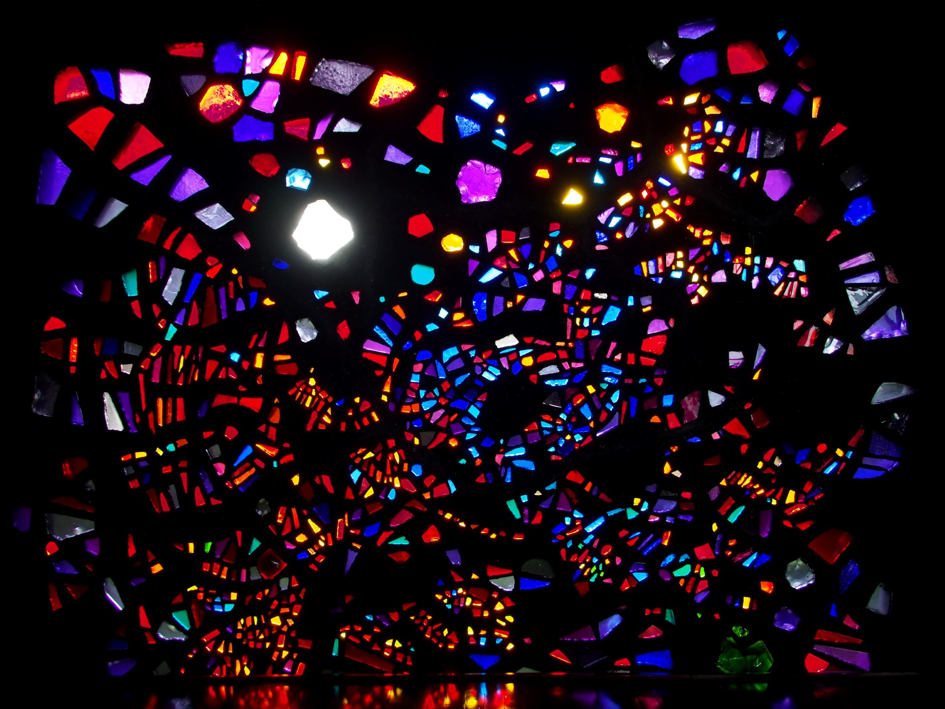 Ein Bild des Kirchfensters vorm Taufbecken auf der rechten Seite der Kirche (südöstlich).