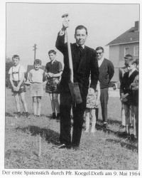 Ein schwarzweiß Bild vom Spatenstich (09.05.1964).