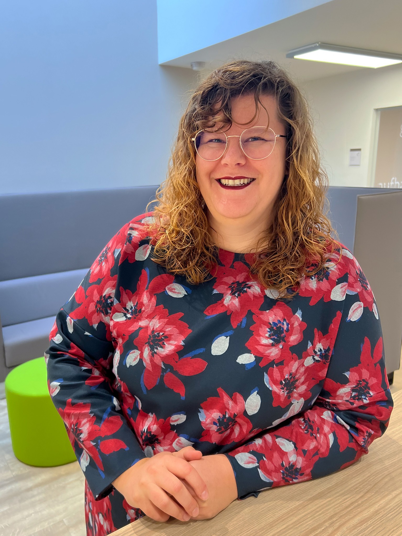 Pfarrer Felix Klemme lächelt den Betrachter an. In der linken Hand hält er eine aufgeschlagene Bibel.