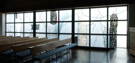 Ein Bild des Kirchfensters der linksseitig (nordwestlich der Kirche).