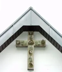 Ein Bild des Kreuzes über dem Eingang der Erlöserkirche.
