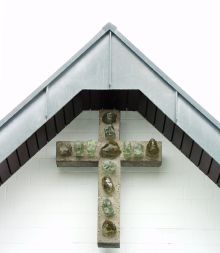 Ein Bild des Kreuzes über dem Eingang der Erlöserkirche.