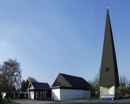 Bild der Erlöserkirchemit Gemeindehaus und Kirchturm